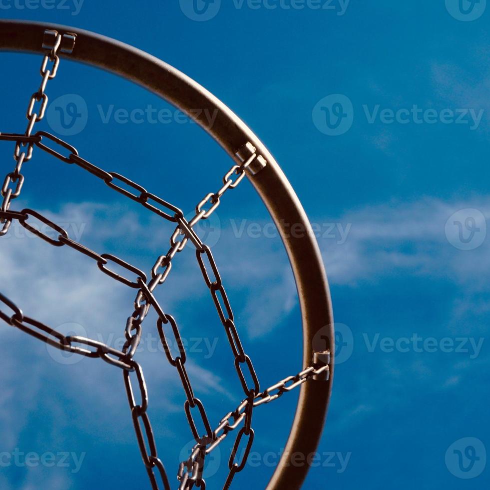 Straßenbasketballkorb und blauer Himmel foto