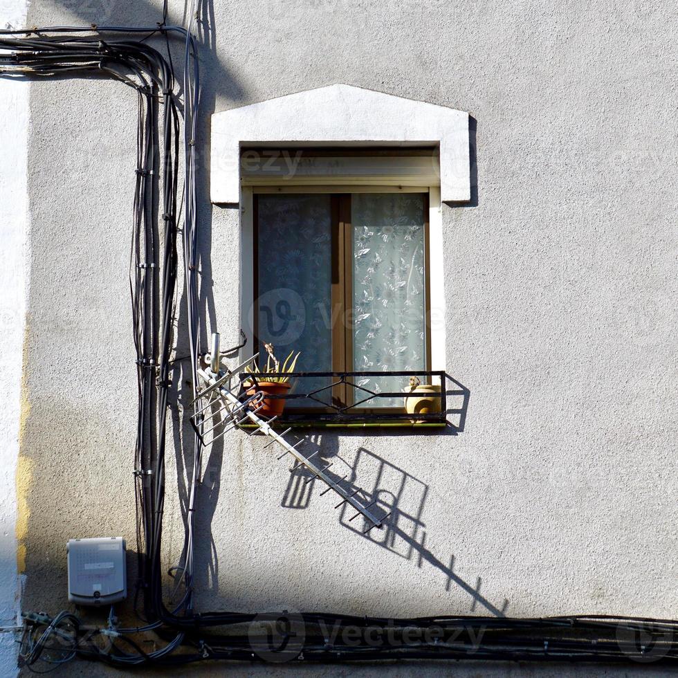 Fenster auf der weißen Fassade des Hauses foto