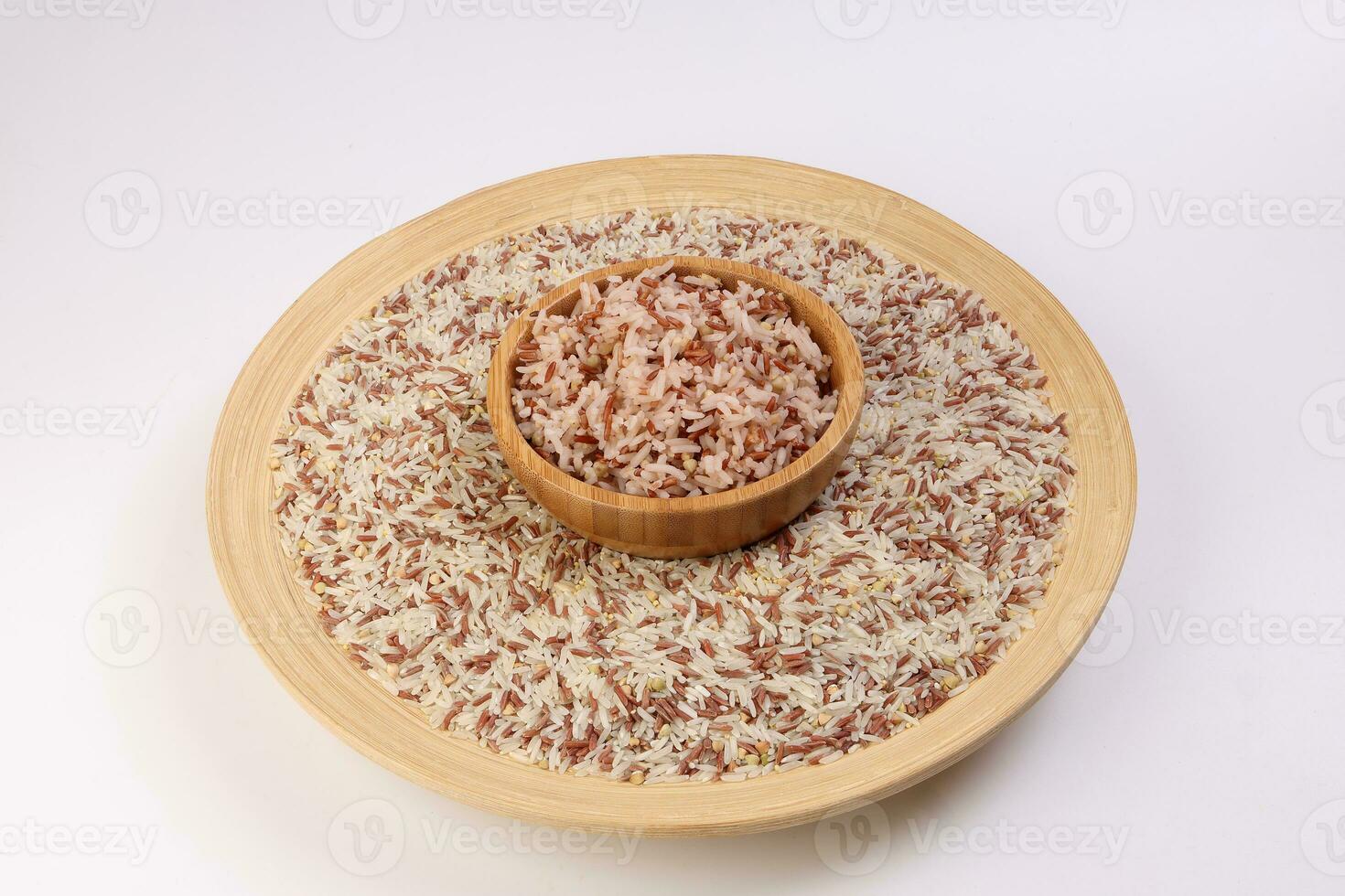 gekocht und roh gemischt niedrig glykämisch Index gesund Reis Korn Basmati Hirse Buchweizen rot Reis im hölzern Schüssel Über hölzern Teller auf Weiß Hintergrund foto