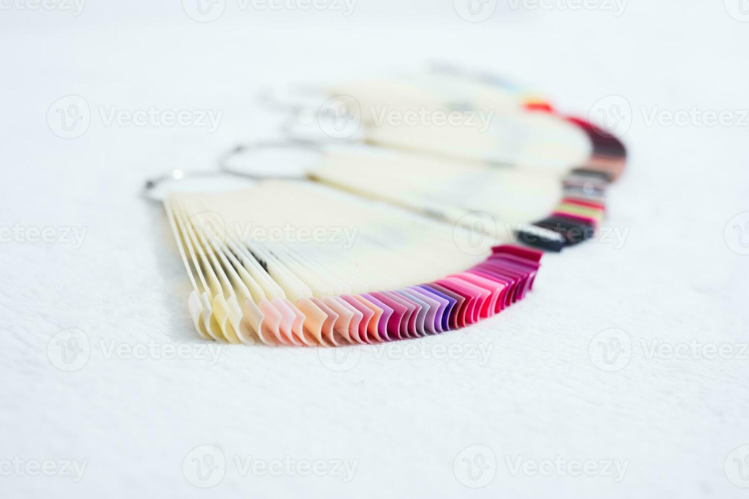 wählt Farbe von Nagel Polieren von Palette zum Maniküre. foto