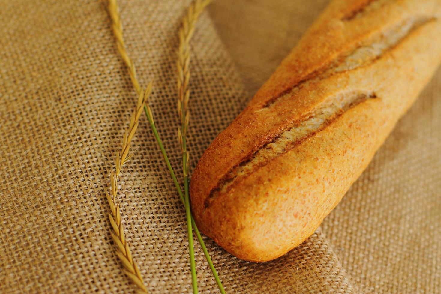 französisches Baguette auf Sackleinenmaterial frisches Brot auf Sackleinen foto