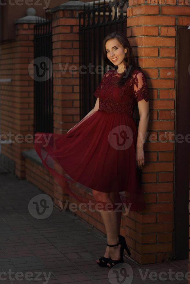 hübsches Mädchen im roten Kleid foto