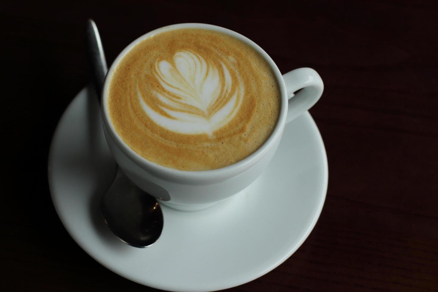Cappuccino auf schwarzem Hintergrund foto