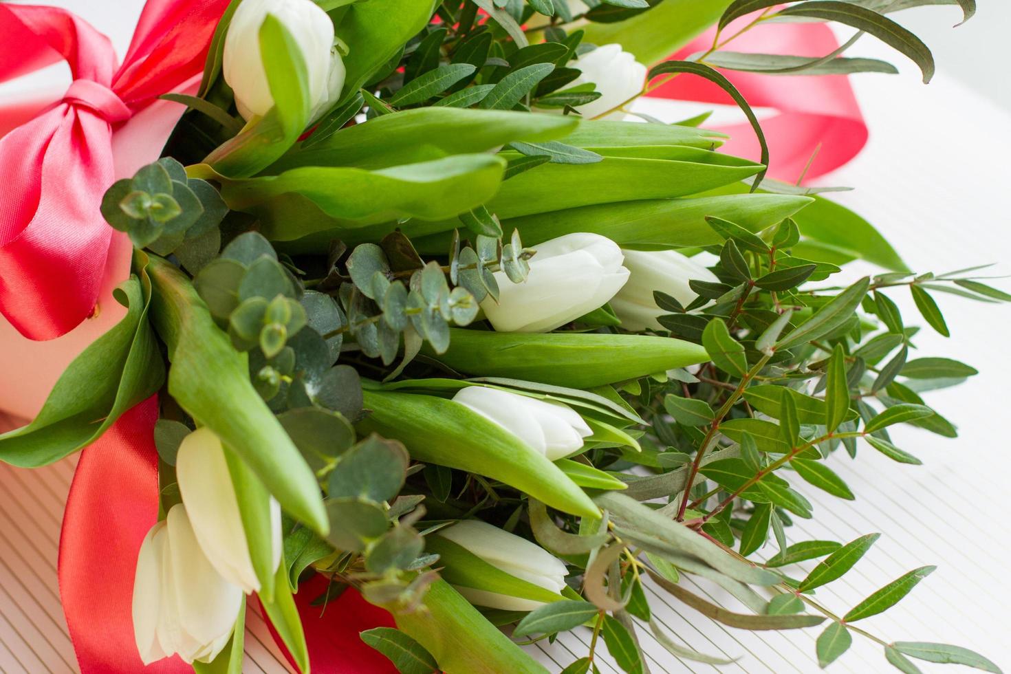 Tulpenstrauß mit vielen grünen Blättern mit roten Streifen foto