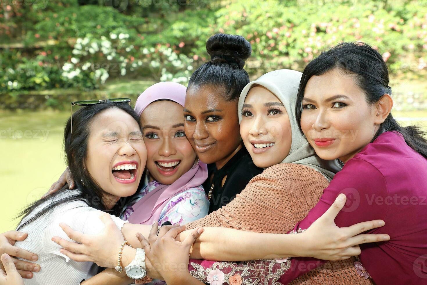 Gruppe von fünf Frau freunde malaiisch Chinesisch indisch asiatisch draussen Park See Natur umarmen Pflege Lachen glücklich foto