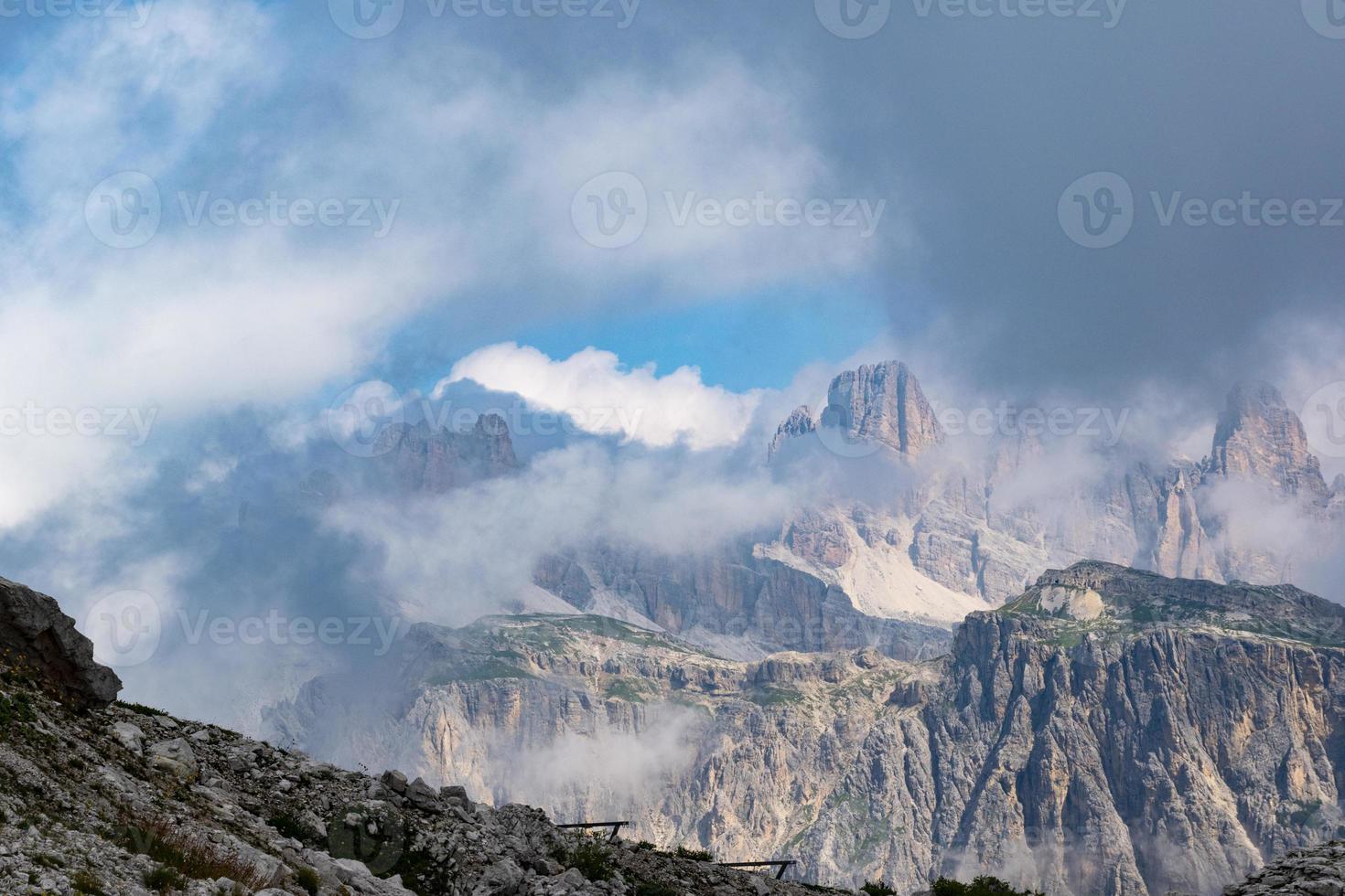 Wolken über den Gipfeln der Dolomiten foto