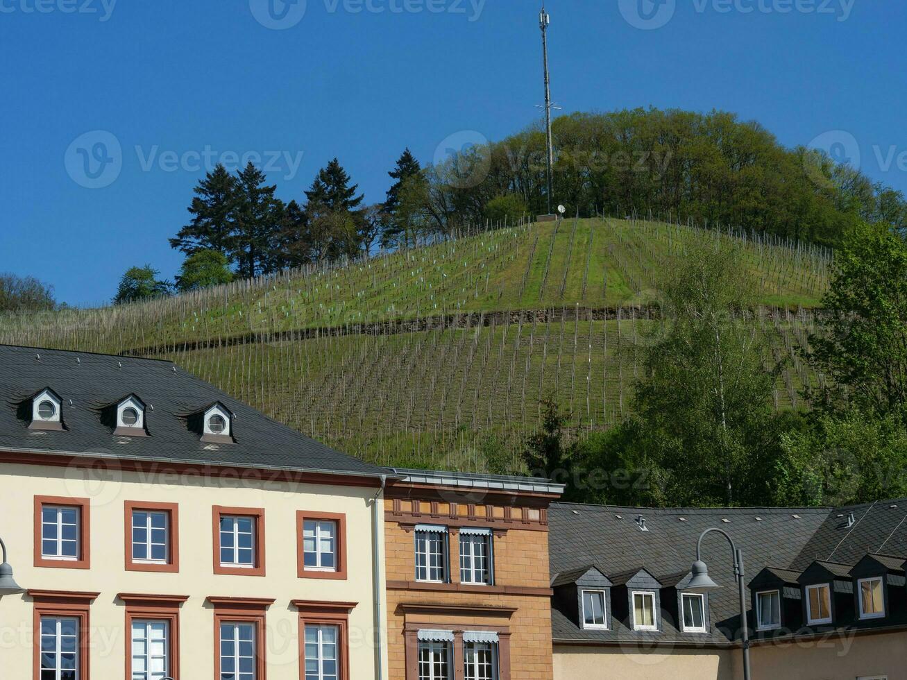 das klein Stadt von Saarburg beim das Saar Fluss im Deutschland foto