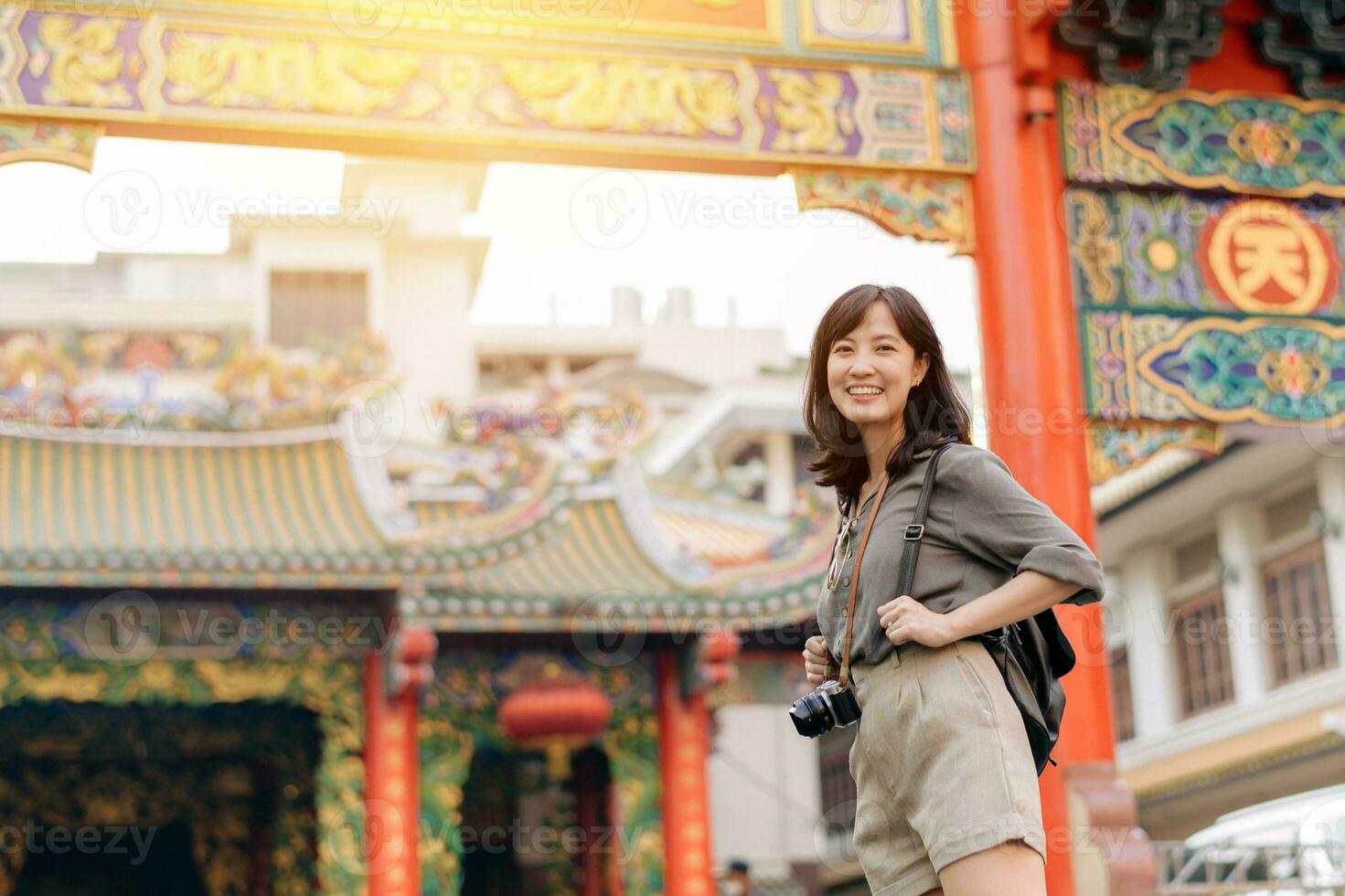 jung asiatisch Frau Rucksack Reisender genießen China Stadt, Dorf Straße Essen Markt im Bangkok, Thailand. Reisender Überprüfung aus Seite Straßen. foto