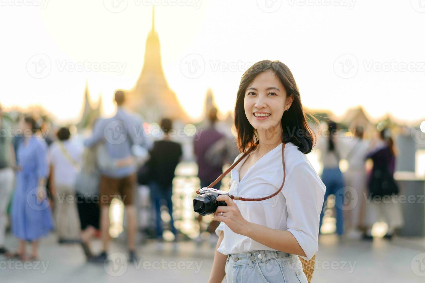 Porträt jung schön asiatisch Frau lächelnd während Reise beim wat arun Sonnenuntergang Aussicht Punkt, Bangkok, Thailand. foto