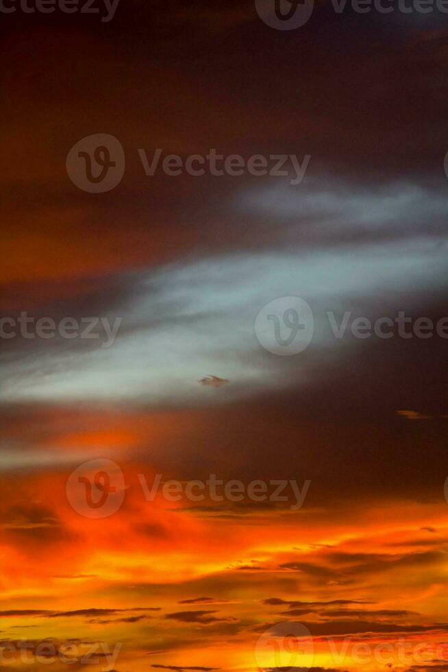 bunt Rot, Blau, und Gelb Himmel im das Abend im ein ländlich Bereich im Thailand, wann das Sonne hat Satz, ist ein Panorama- Aussicht von das Wärme. heiß, heiß und unheimlich foto