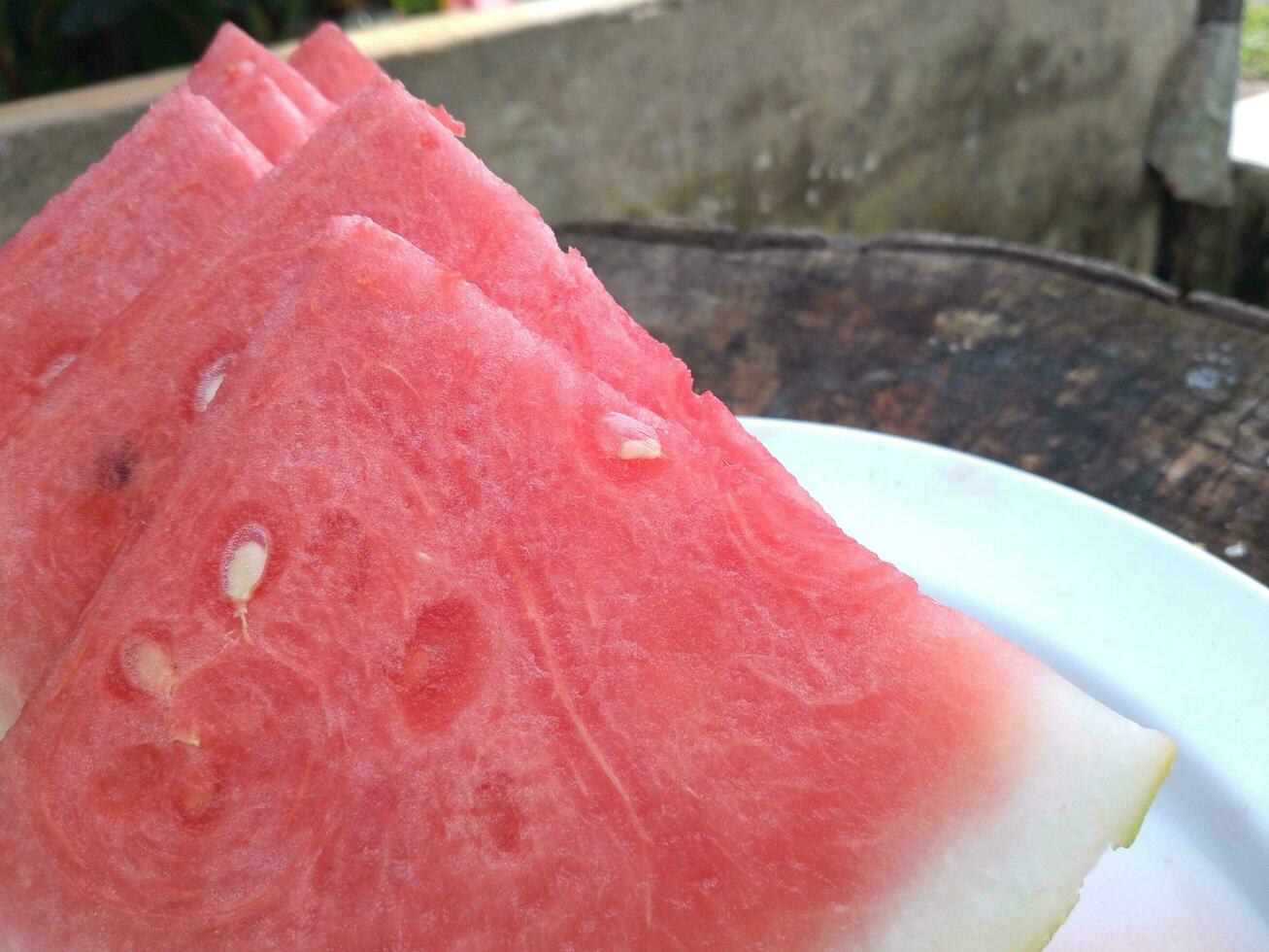 frisch reif geschnitten Wassermelone auf hölzern rustikal Hintergrund foto