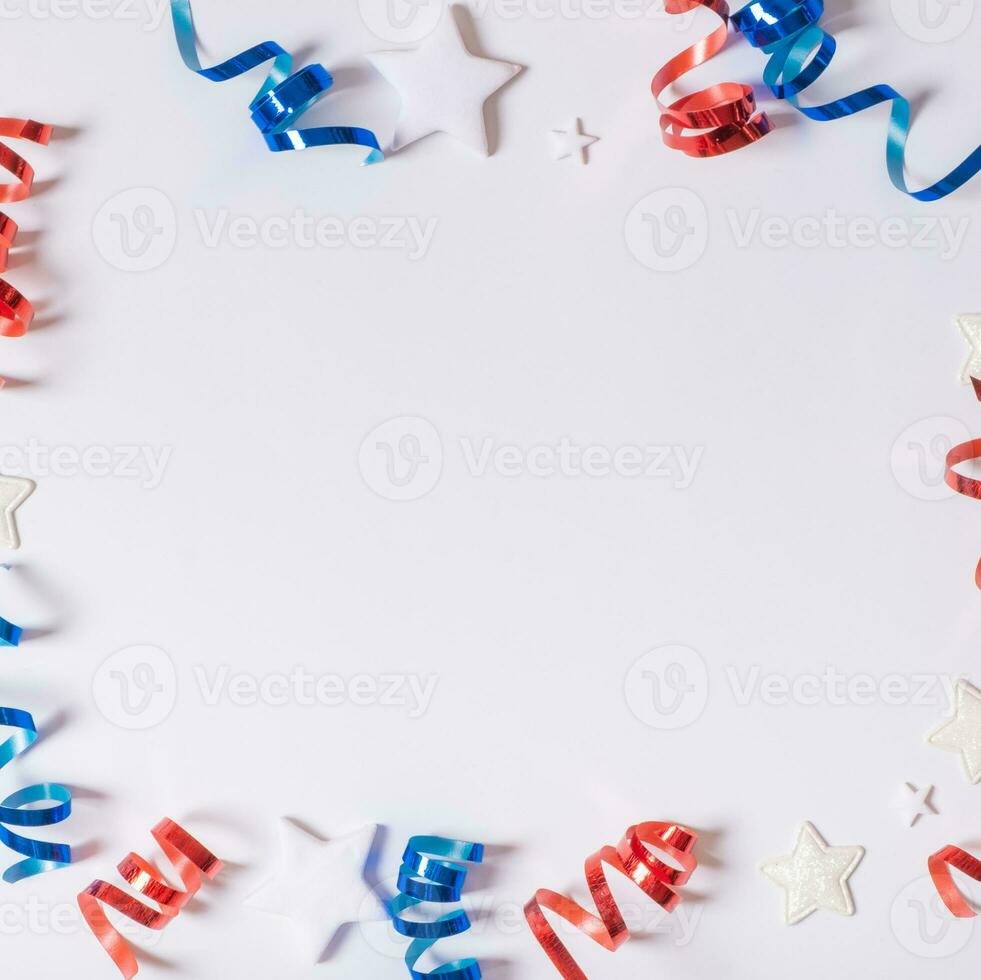 USA Unabhängigkeit Tag Konzept. rot und Blau Spiralen und Weiß Sterne Elemente von USA Flagge oben Sicht, eben legen auf Blau Hintergrund foto