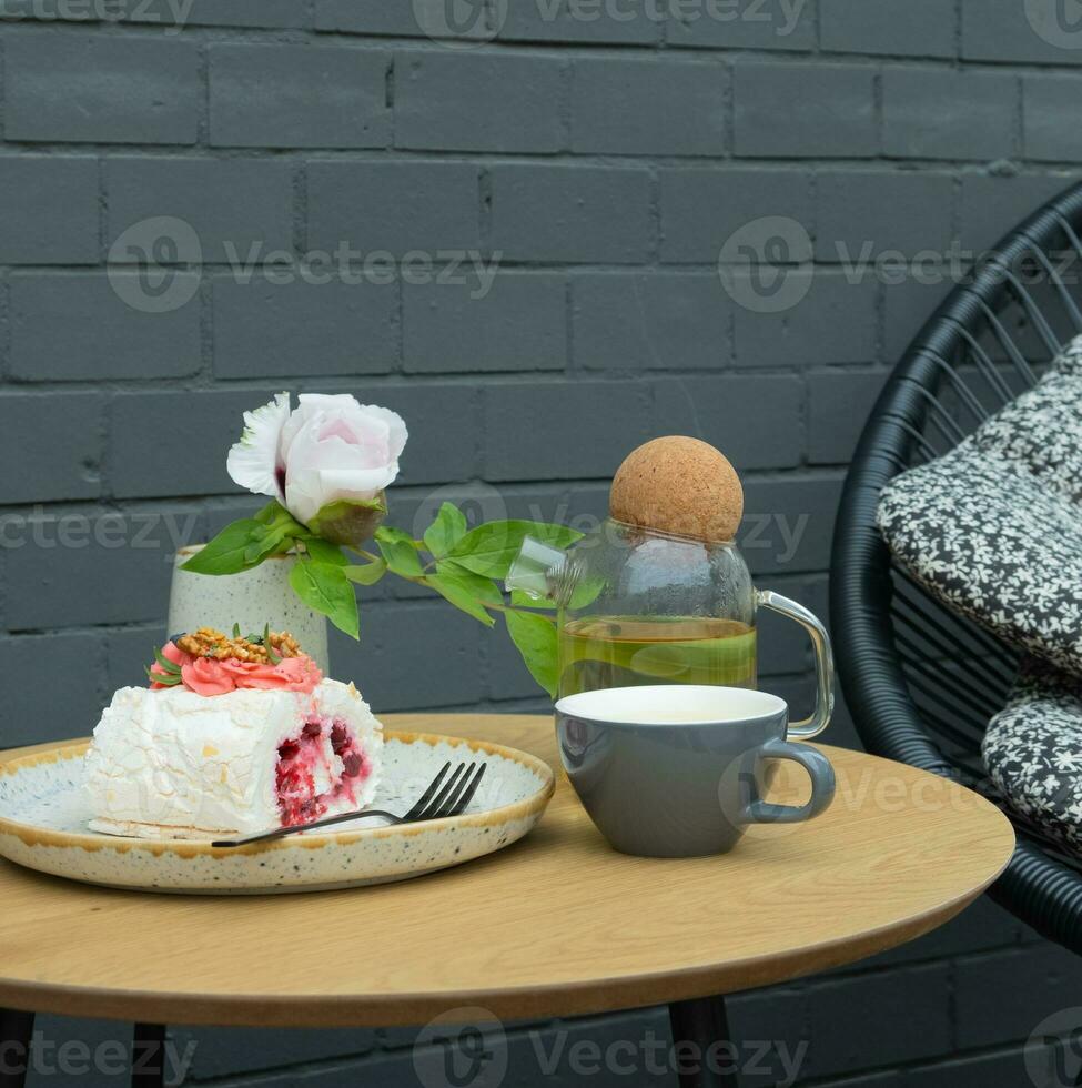 Baiser rollen mit Grün Tee auf ein Tabelle im ein Cafe. Süss Essen immer noch Leben foto