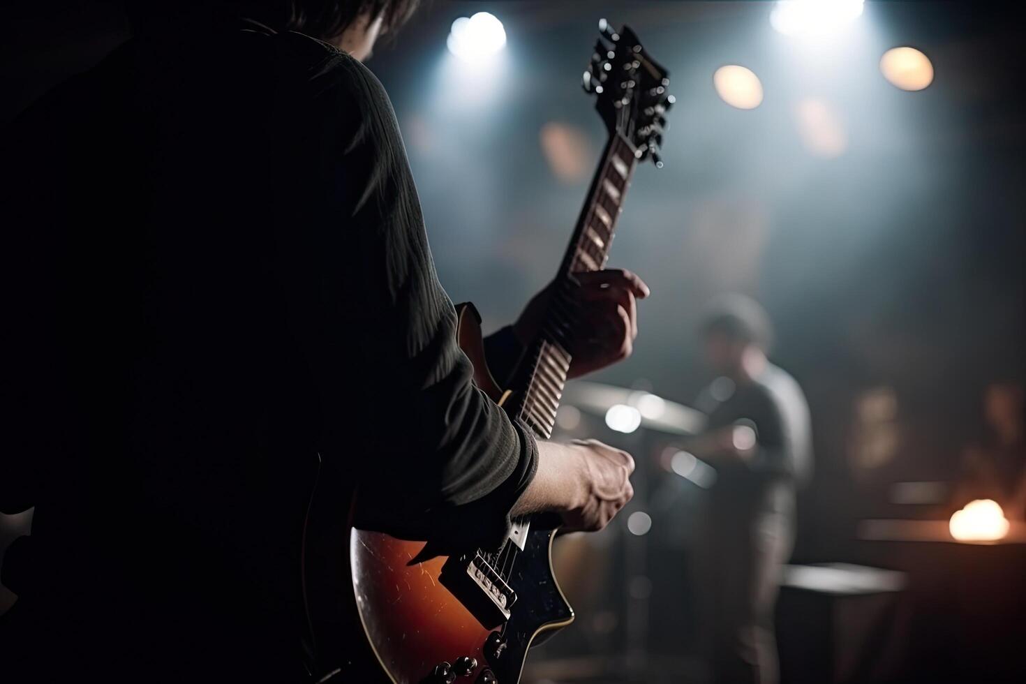 Gitarrist spielen auf das elektrisch Gitarre während ein Konzert im ein Nachtclub, ein Gitarrist voll Rückseite Aussicht spielen das Gitarre, ai generiert foto