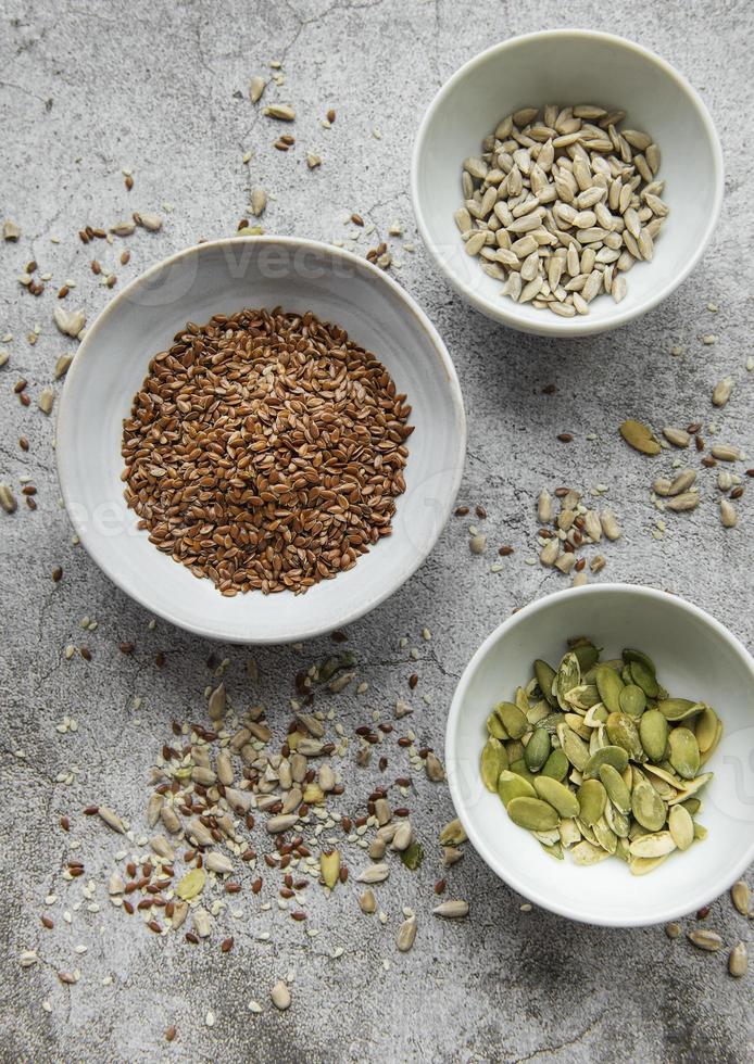 Mischen Sie verschiedene Samen für einen gesunden Salat foto