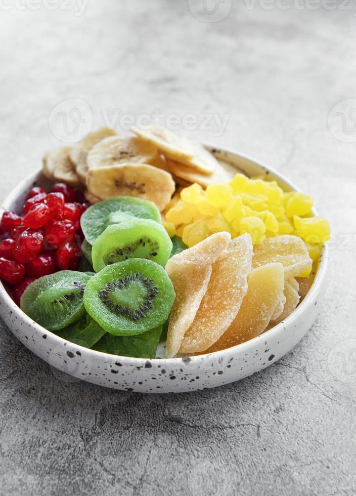 Schüssel mit verschiedenen getrockneten Früchten foto