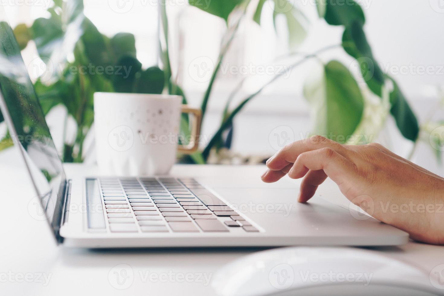 Menschen, die einen Laptop verwenden, um am Arbeitsplatz zu arbeiten foto