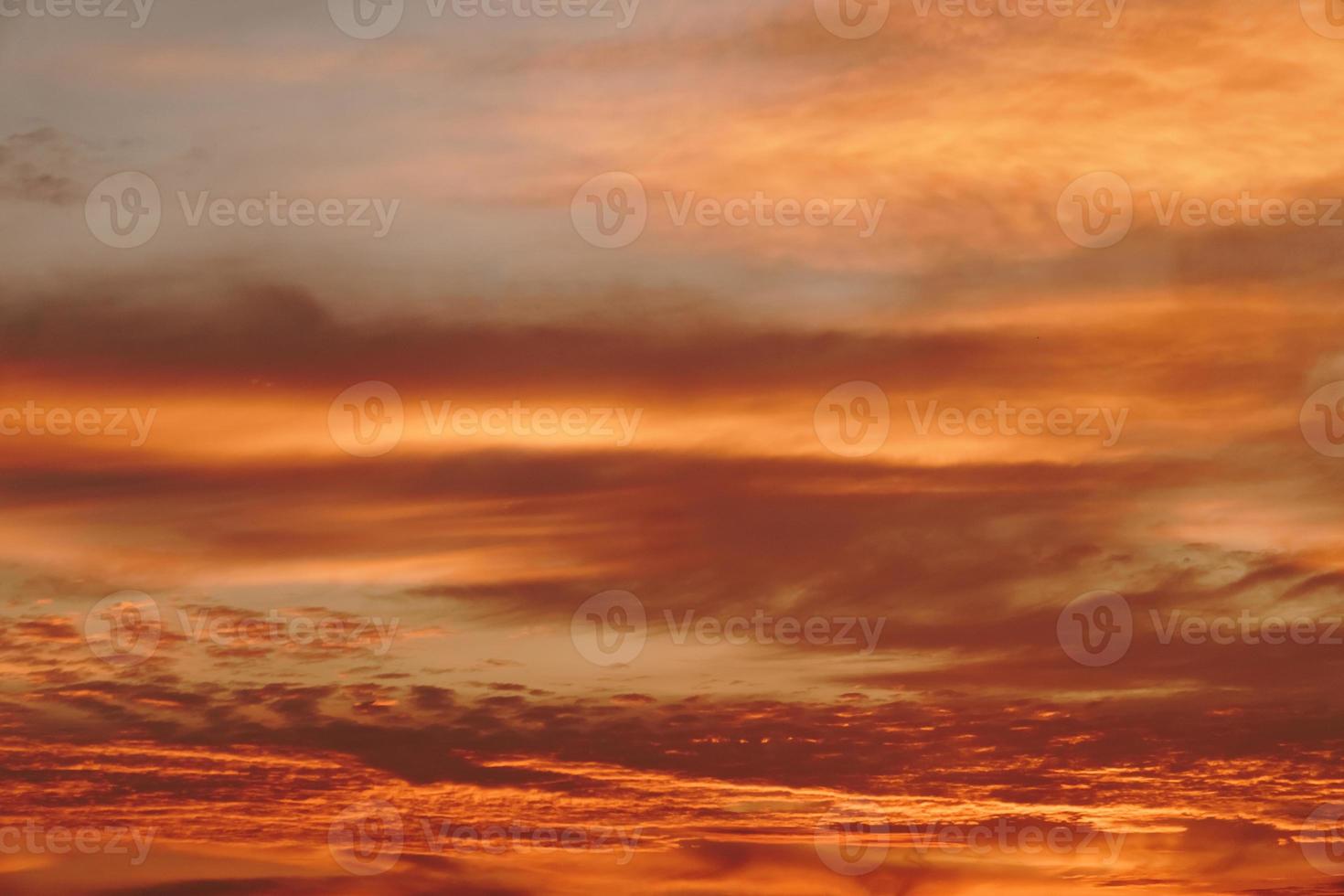 Kopieren Sie Raum Sommer Dämmerung Himmel und Wolke mit Licht aus der Sonne foto