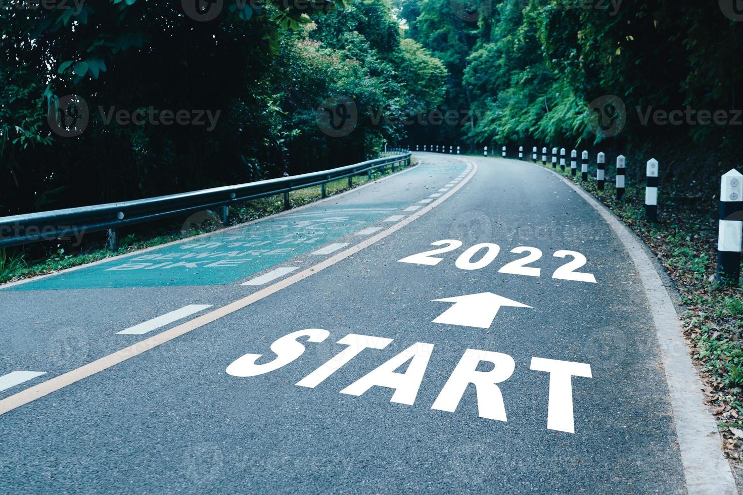 Startlinie bis 2022 auf der Straße in Holz der Beginn einer Reise zum Ziel in Geschäftsplanungsstrategie und Herausforderung oder Karrieremöglichkeit foto