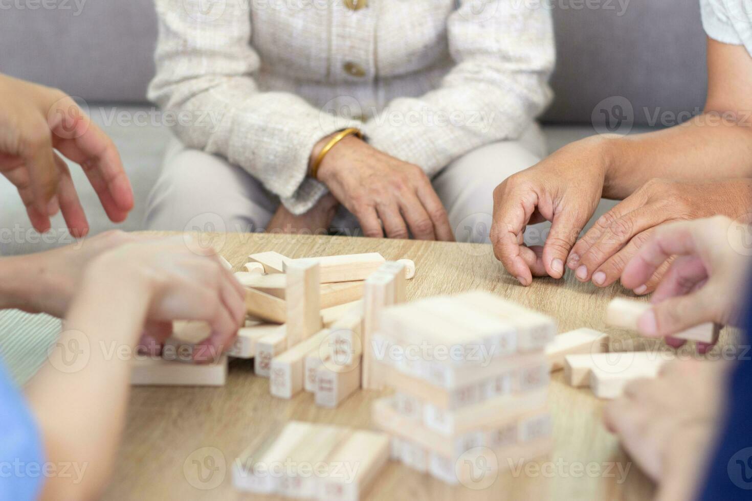 Pflege- Zuhause Pflege konzept.gruppe von glücklich asiatisch Senioren. foto