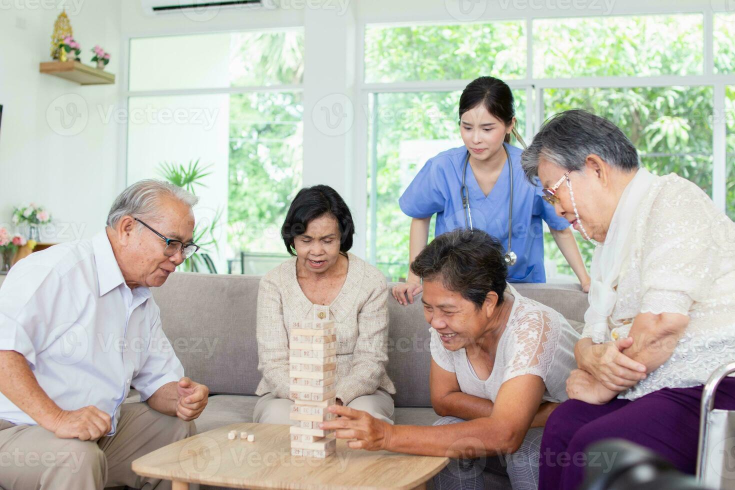 Pflege- Zuhause Pflege Konzept. Pflege- Zuhause Pflege Konzept. asiatisch Senior Bürger tun Aktivitäten im Pflege- Häuser. foto