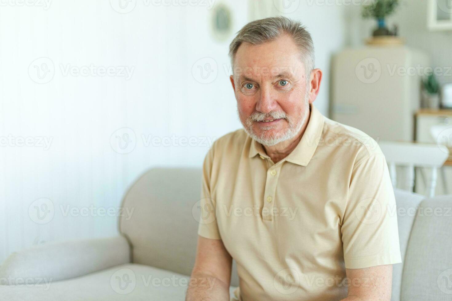 zuversichtlich stilvoll Mitte alt Senior Mann beim heim. älter reifen 70er Jahre Mann lächelnd. glücklich attraktiv Senior Bart Großvater suchen Kamera schließen oben Gesicht Kopfschuss Porträt. glücklich Personen. foto