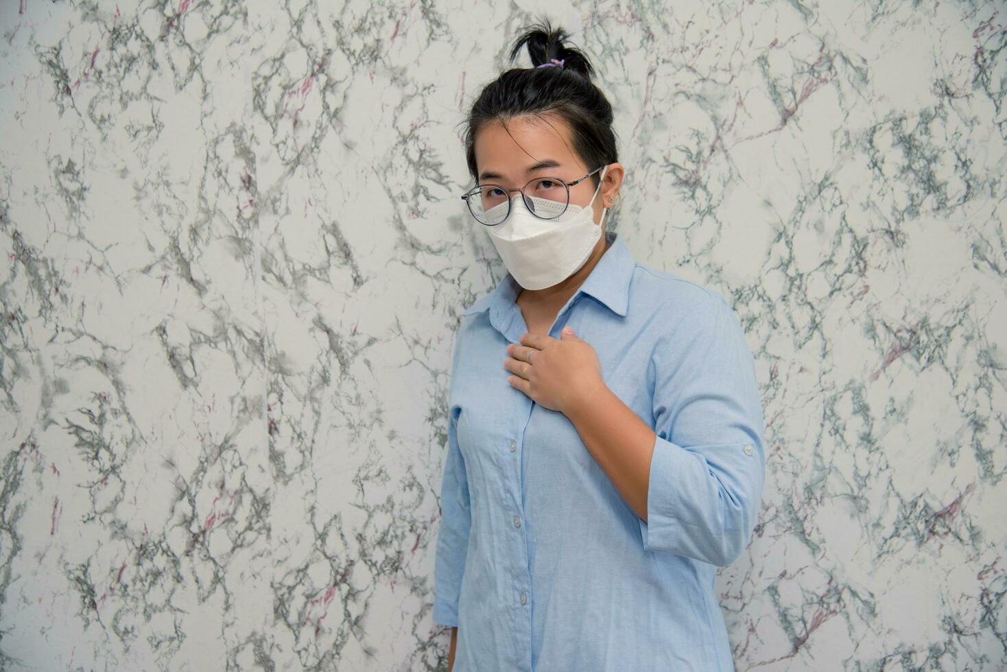 elegant Frau Mann tragen ein Mund Schutz zu verhindern bekommen krank beim Arbeit oder auf das Weg zu Arbeit isoliert auf Weiß Hintergrund, Pandemie und Sozial Distanzierung konzept.covid-19 foto
