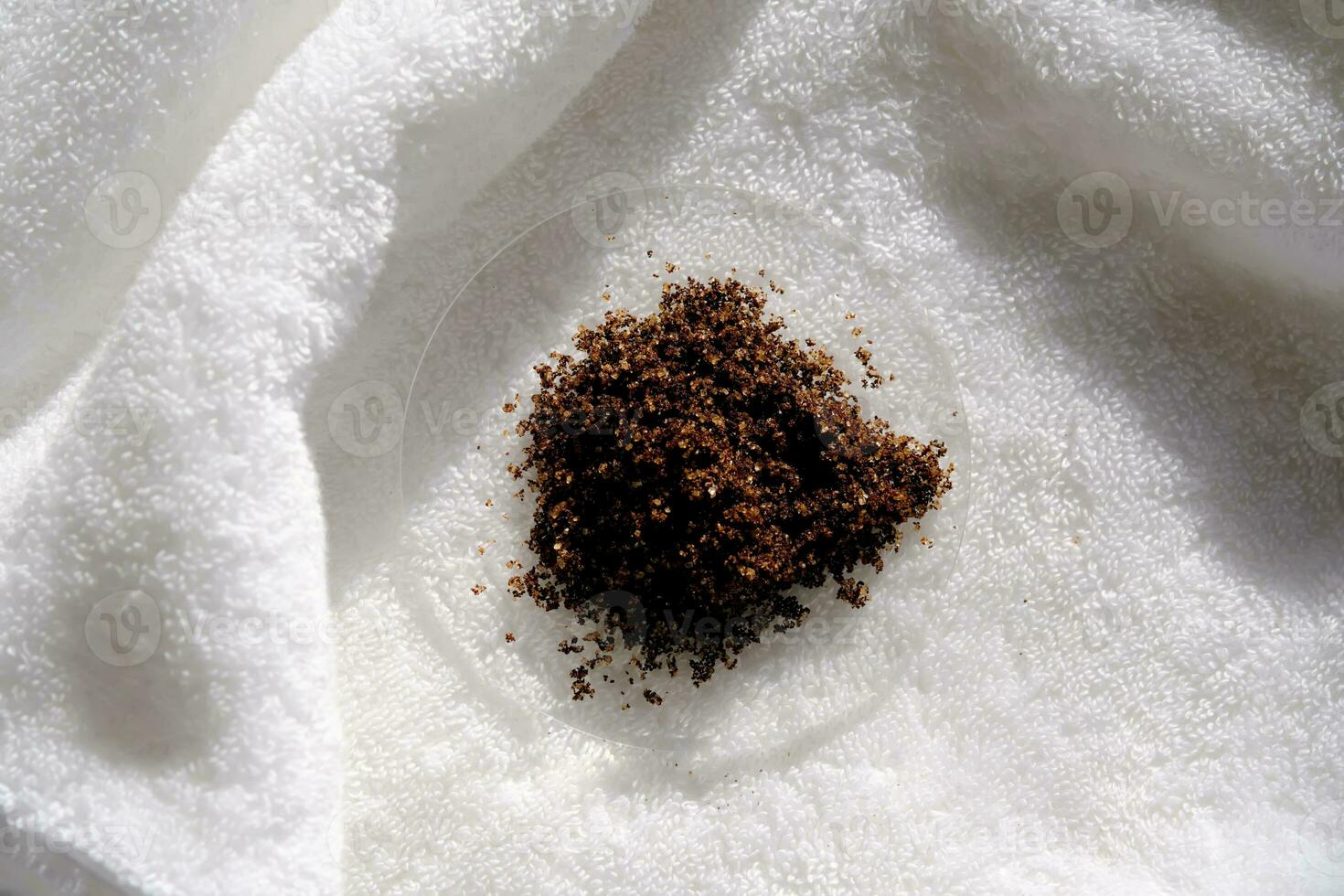 Kaffee schrubben auf ein Weiß Frottee Handtuch. foto