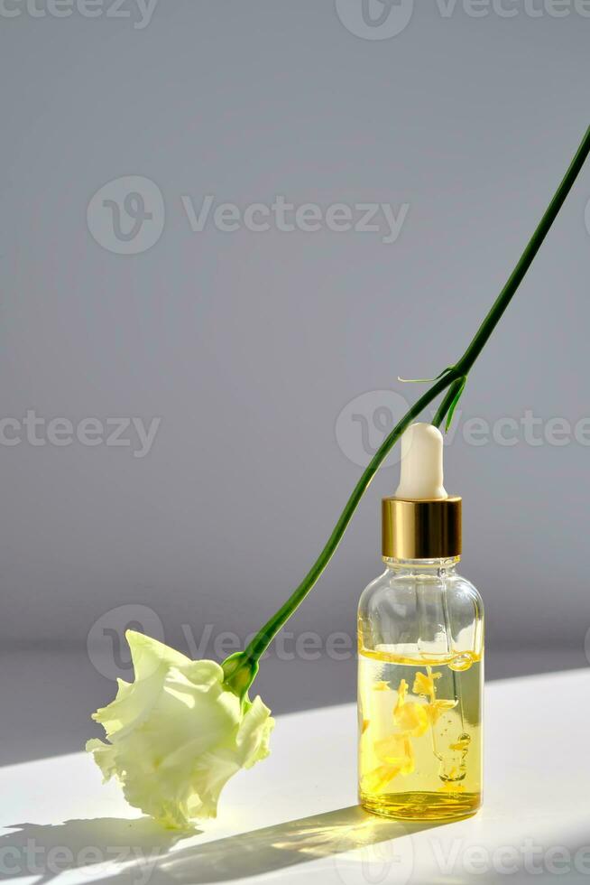 Serum mit Gelb Blütenblätter und ein zart Blume. foto