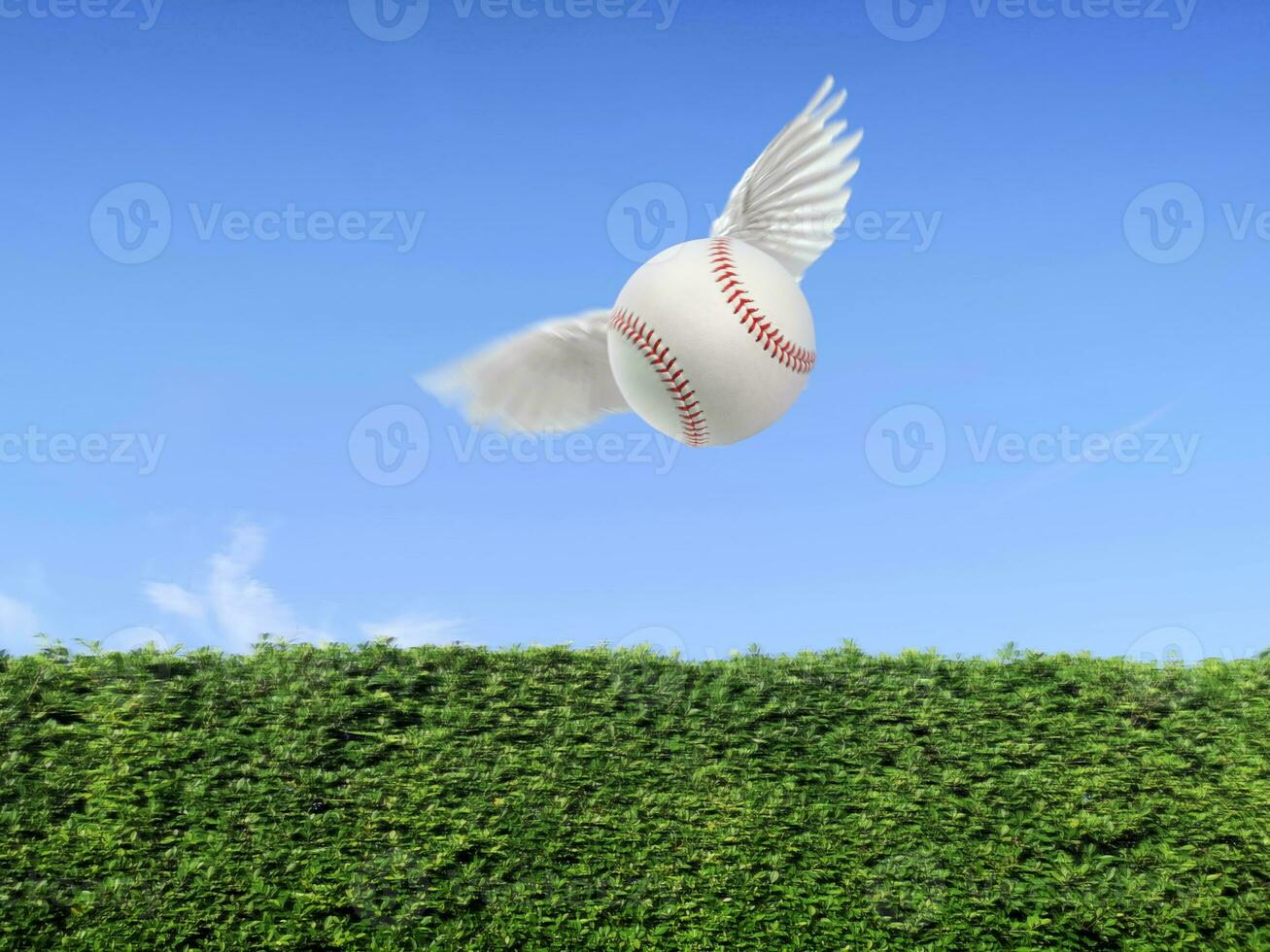 Baseball Ball haben Flügel fliegen im das Luft auf Blau Himmel und Grün Gras Mauer Hintergrund foto