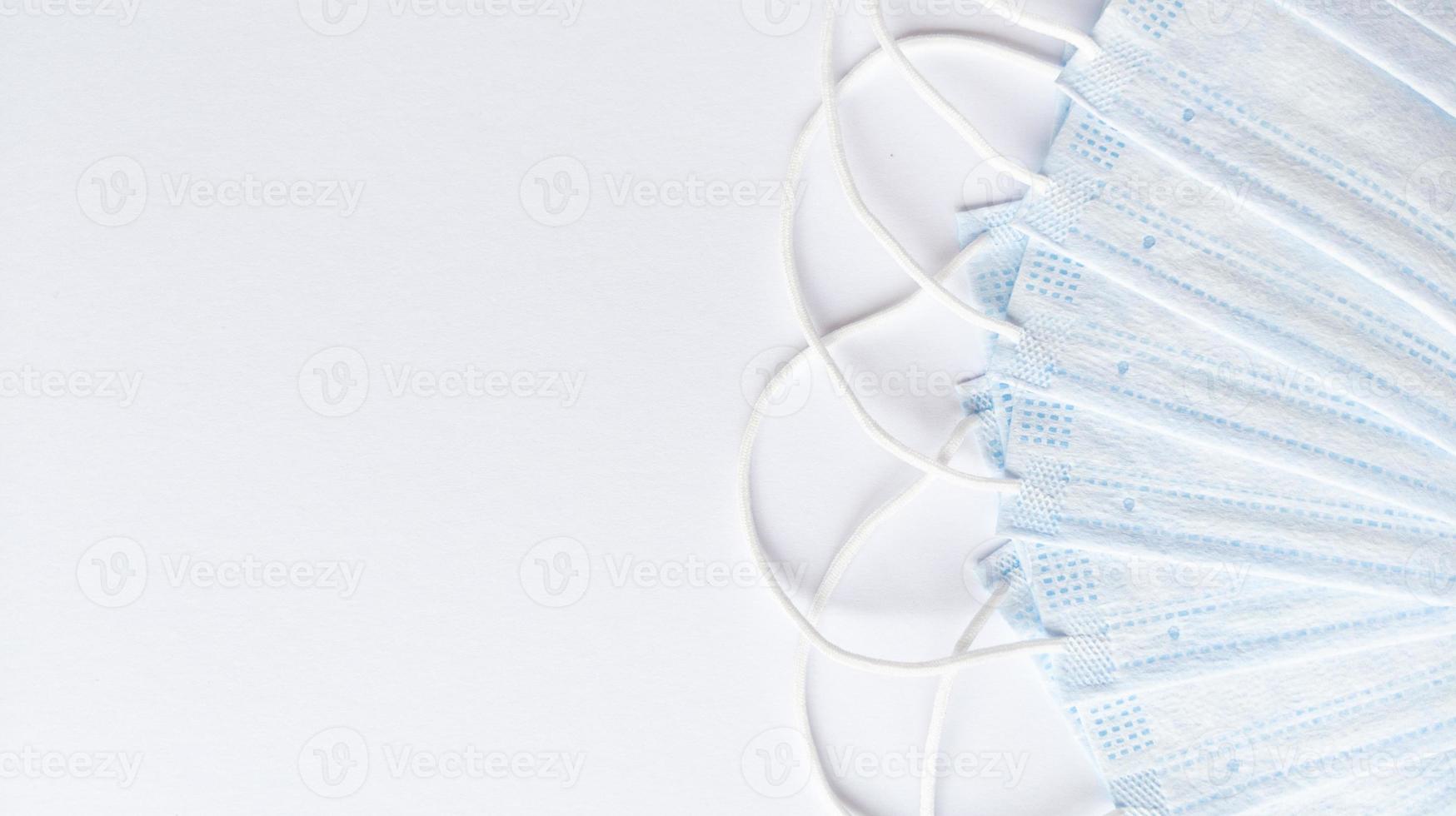 medizinische Masken Fan Layout auf der linken Seite des weißen Hintergrunds einfache flache Lage mit Kopie Raum medizinisches Konzept stock photo foto