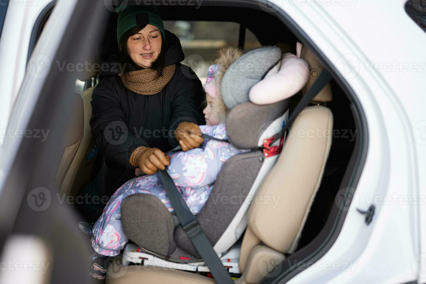 Mutter Gürtel Kind Sicherheit Sitz Stuhl mit Baby Mädchen ist auf zurück Sitz von Wagen. foto