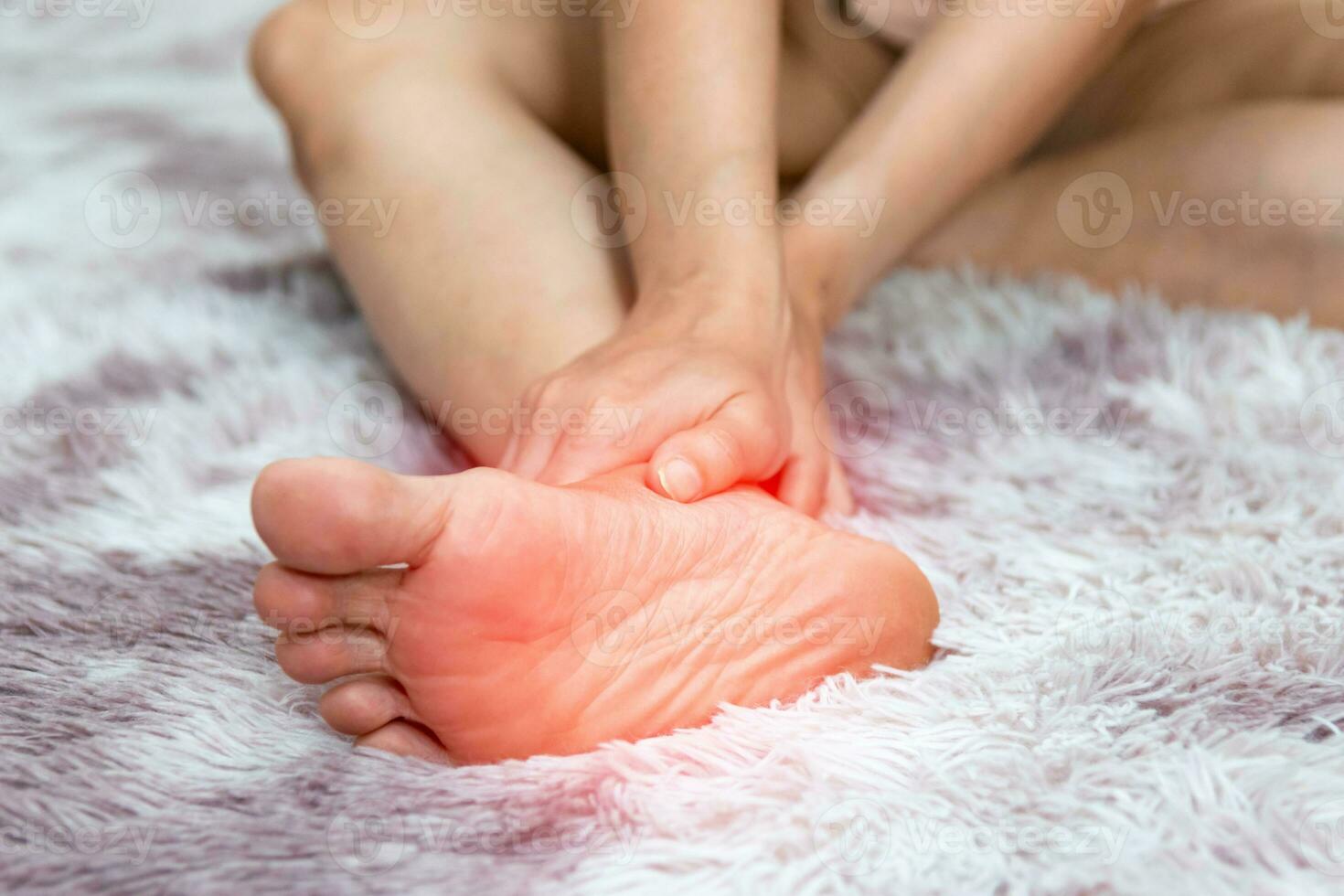 Sohlen Entzündung von das Mensch Fuß Knochen foto