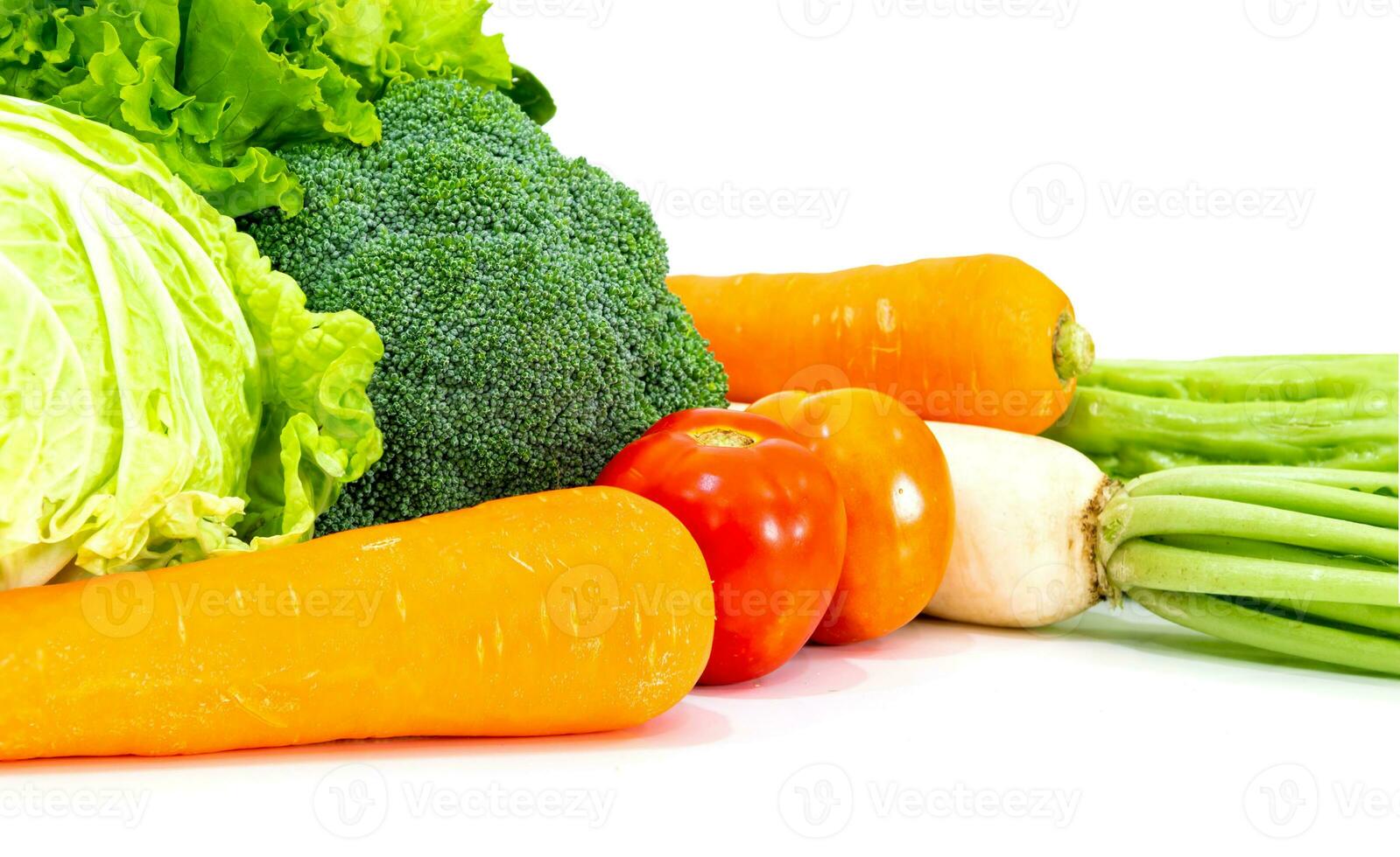 sortiert Gemüse Rettich, Tomate, Karotte, Chinesisch Kohl, Brokkoli, bitter Kürbis, Chinesisch Grünkohl auf ein Weiß Hintergrund foto