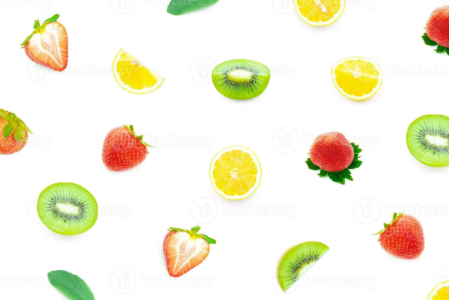 erfrischend Erdbeere Kiwi und Zitrone auf ein Weiß Hintergrund foto