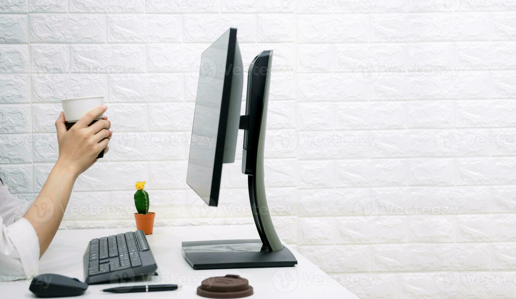 entspannen Arbeiten online Geschäft halten Kaffee Tasse auf das Schreibtisch zu Arbeit foto