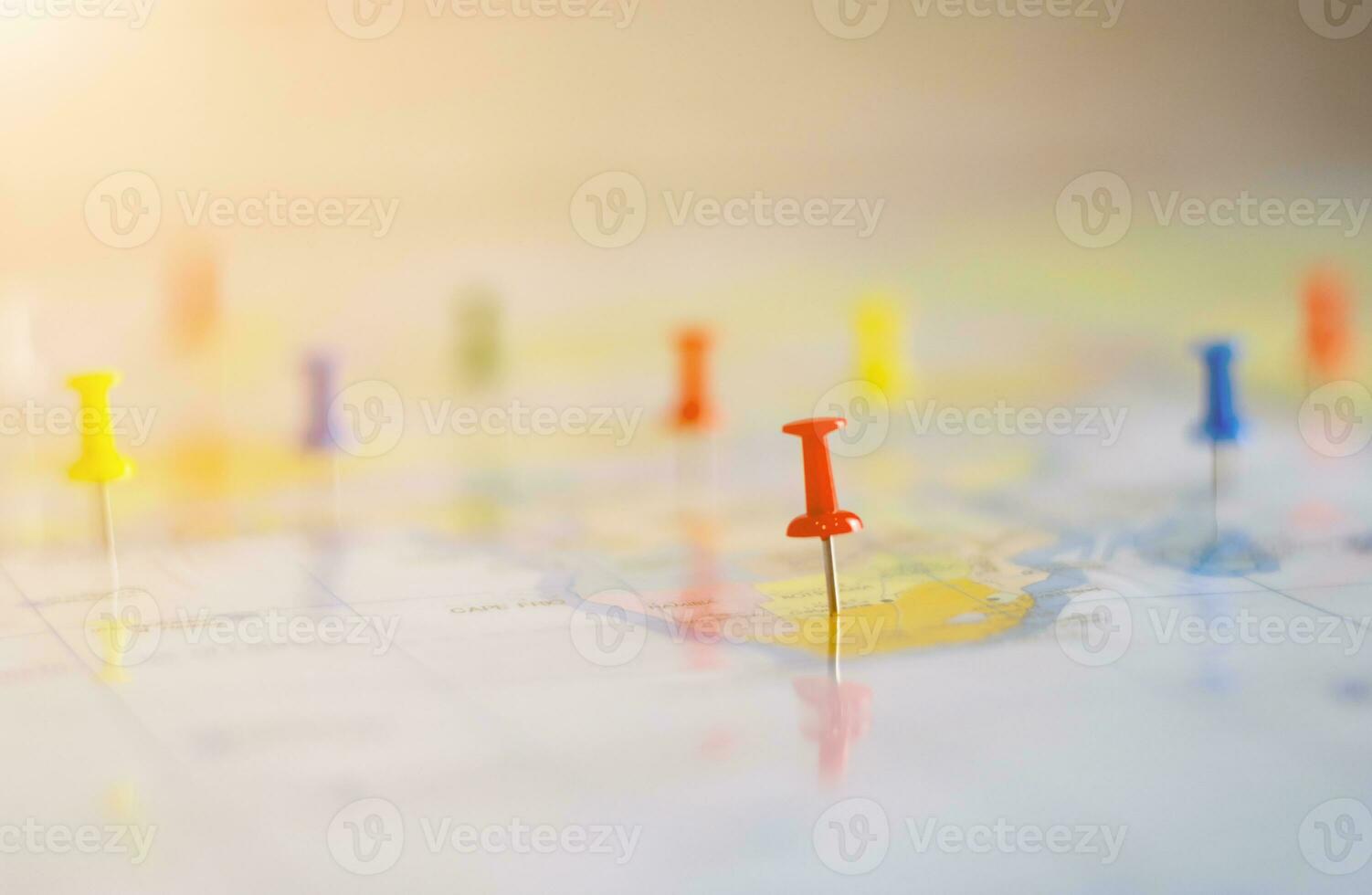 drücken Stift auf das Welt Karte foto