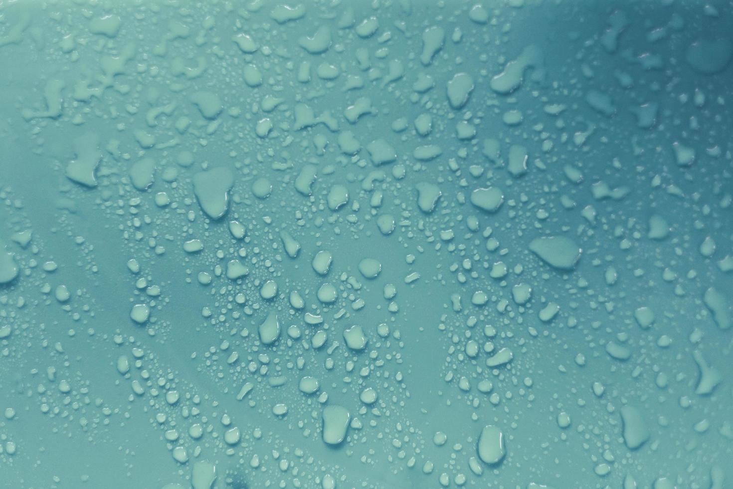 Wassertropfen auf blauem Hintergrund foto