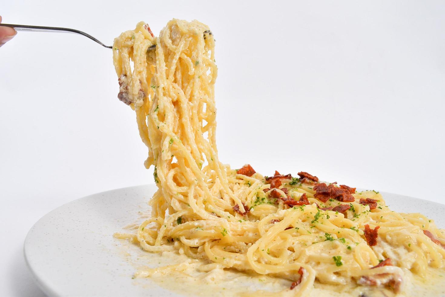 Spaghetti auf einer Gabel Pasta mit Schweinefleisch foto