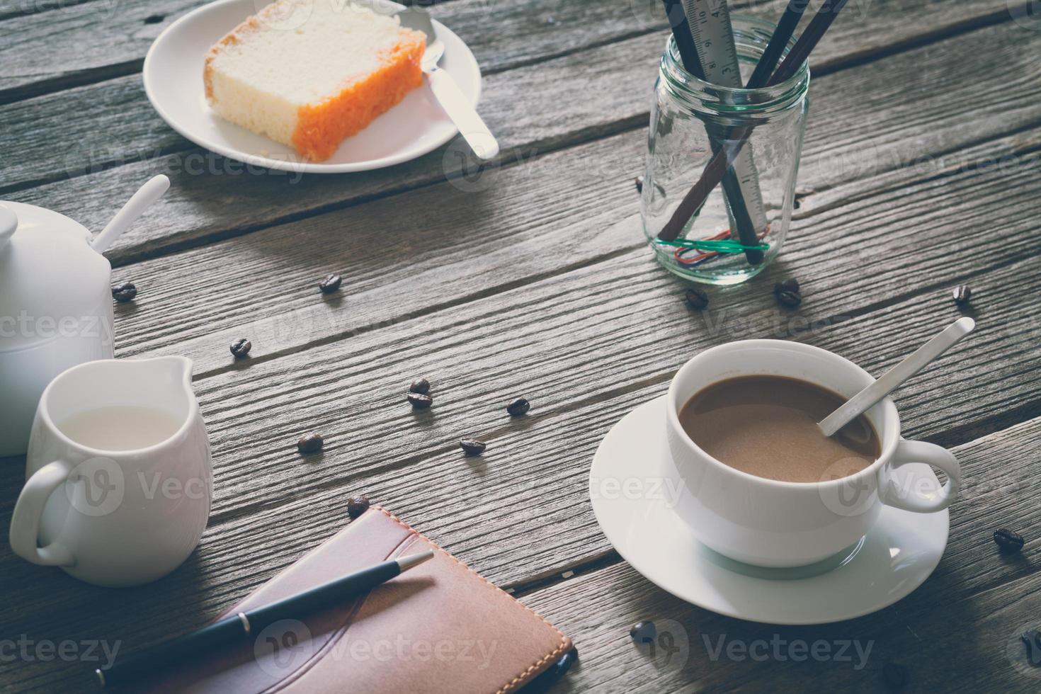 Vintage Film Look Tasse Kaffee mit Kuchen foto