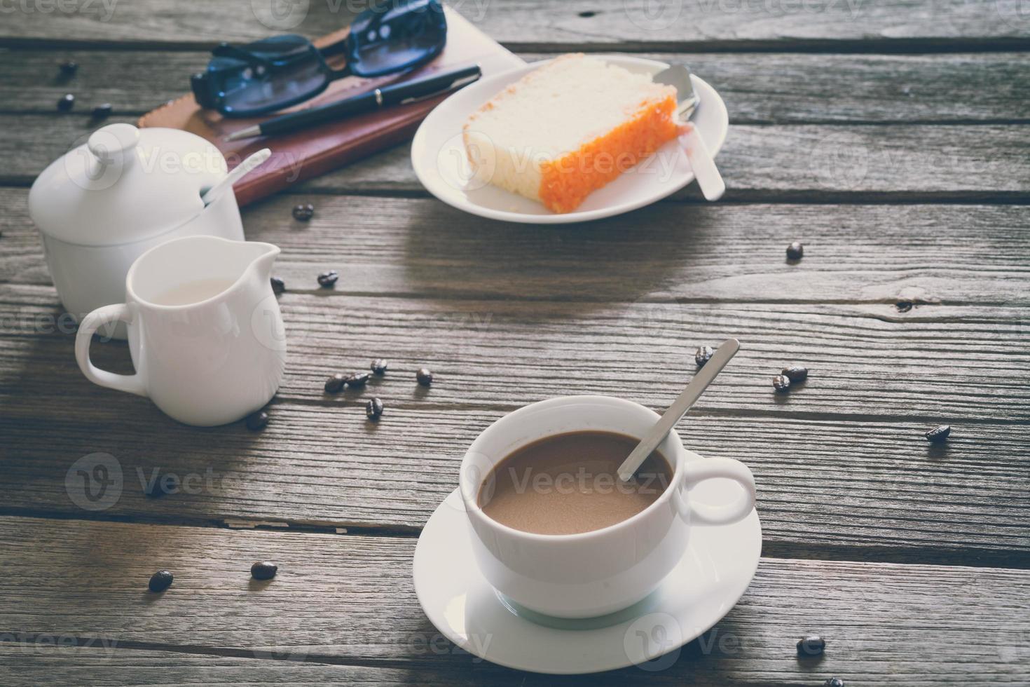 Vintage Film Look Tasse Kaffee mit Kuchen foto