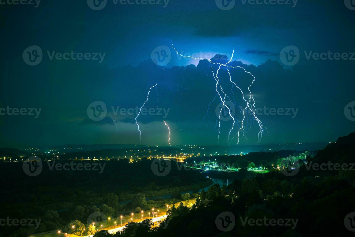 elektrisch Sturm auf ein Horizont foto