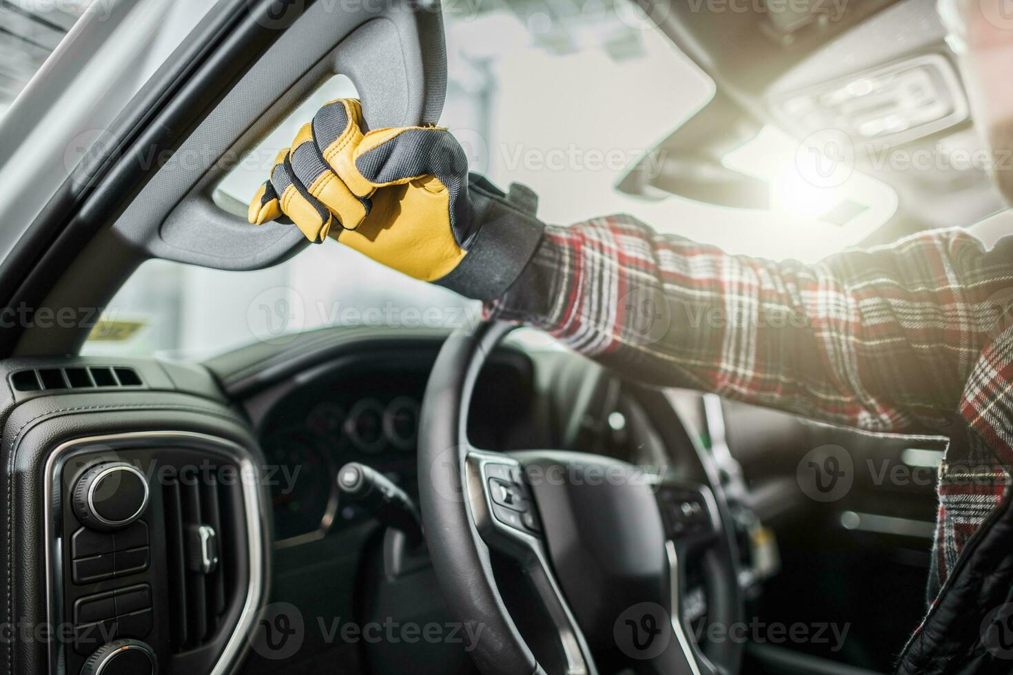 halten das Auto Griff mit ein Hand im Handschuhe 24611042 Stock-Photo bei  Vecteezy