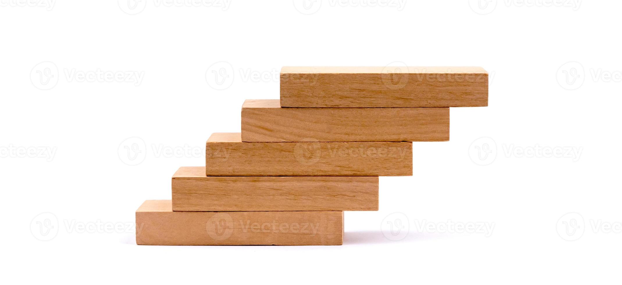 Holzblockstapelung als Stufentreppe auf weißem Hintergrund foto