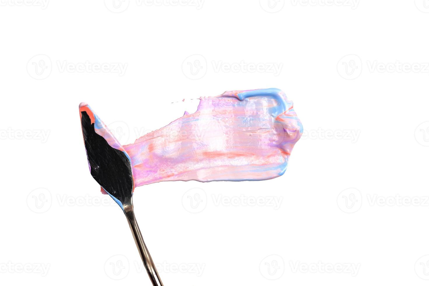 ein Malpalettenmesser lokalisiert auf einem weißen Hintergrund, der ein Rosa und ein Violett mit Kopienraum malt foto