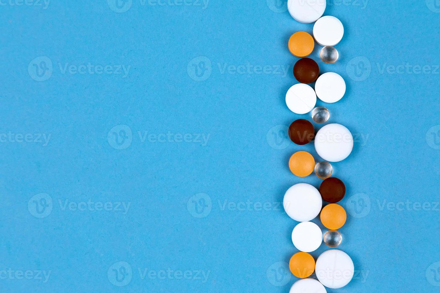 mehrfarbige Pillen auf einer Nahaufnahme des blauen Hintergrunds foto