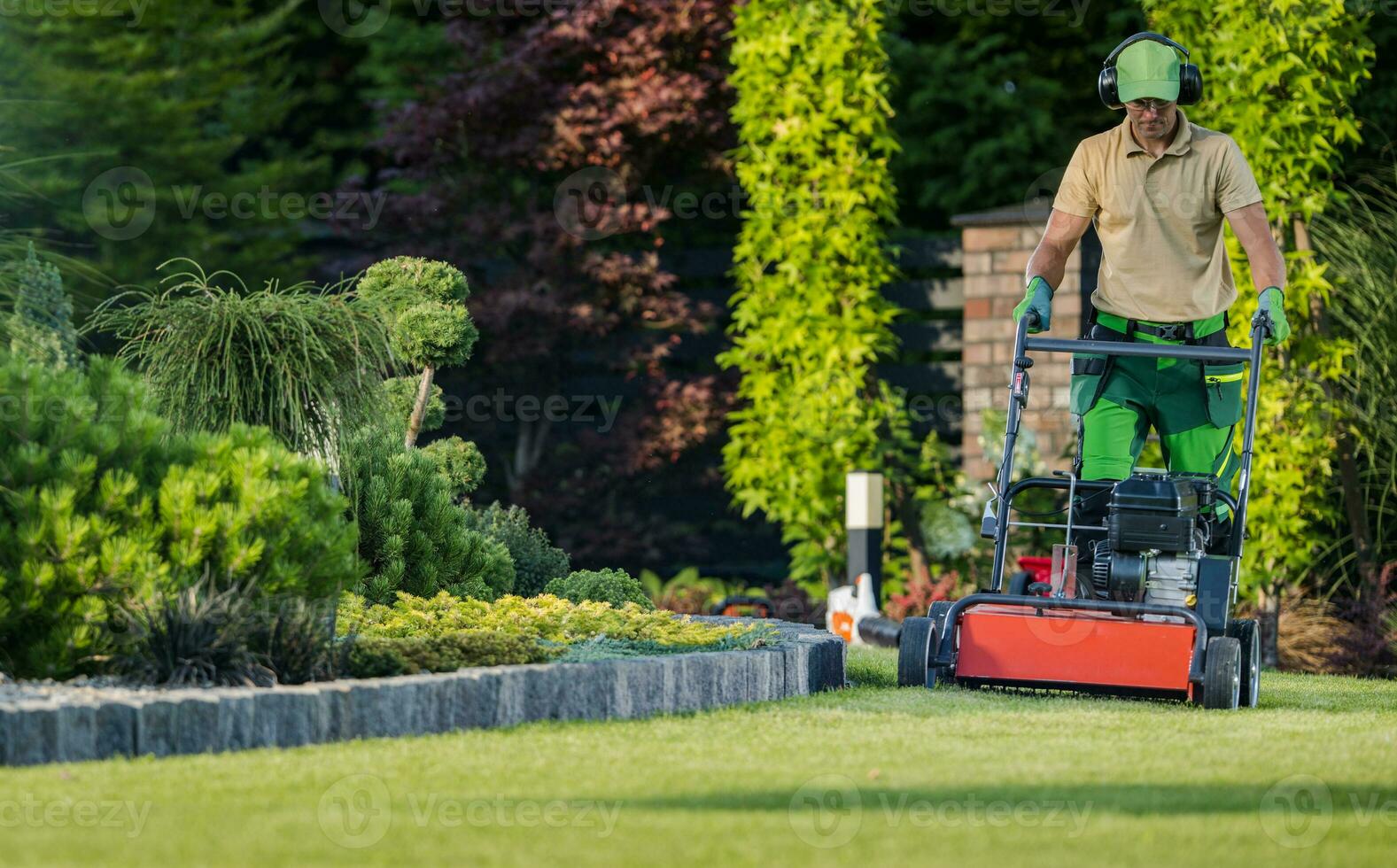 Rasen Instandhaltung Fachmann beim Arbeit foto