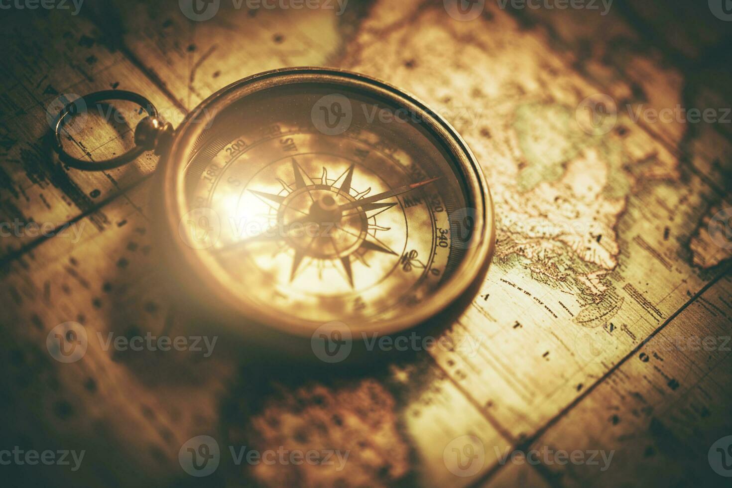 Antiquität Kompass Lügen auf Papier Welt Karte foto