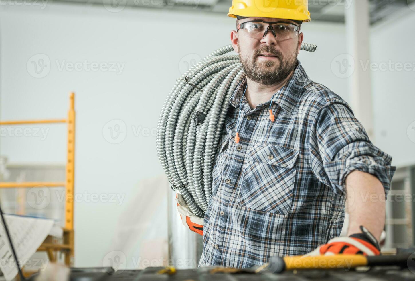 Elektriker Auftragnehmer Arbeiter mit Metall elektrisch Leitung foto