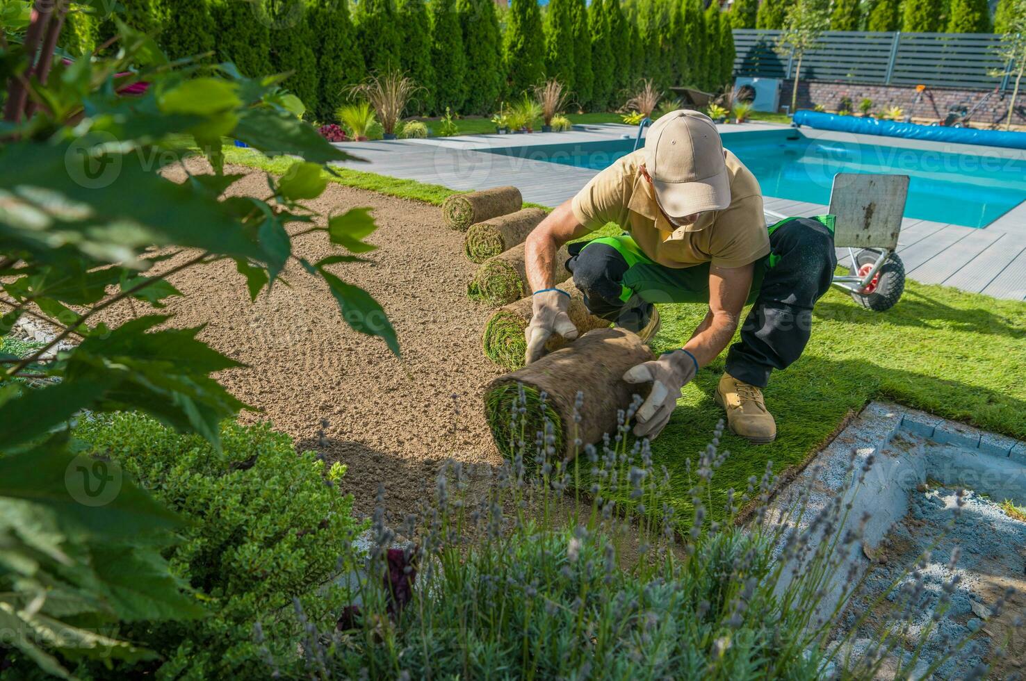 Gärtner rollen aus Rasen Gras foto